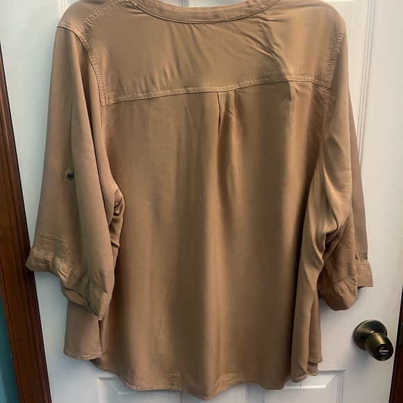Torrid Size 4 Beige Half Button 3-4 Sleeve Blouse - Picture 2 of 4